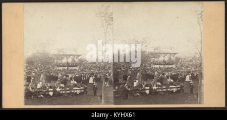 Am Samstagnachmittag trifft sich eine Menschenmenge im Musikpavillon im Central Park, New York City, der in einem stereoskopischen Blick aus der Robert N. Dennis-Sammlung aufgenommen wurde. Stockfoto