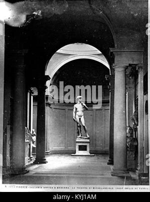 Michelangelos Skulptur „David“, ausgestellt in der Tribüne der Galleria dell'Accademia, Florenz, ist ein Meisterwerk aus Marmor der Renaissance, das biblischen Heldentum und menschliche Anatomie repräsentiert. Stockfoto