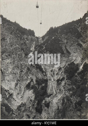 Vigolo-Seilbahn über der Friccaschlucht, Italien, mit Verkehrsinfrastruktur, Stahlgerüst, Ingenieurkonstruktion, und bergige Landschaften Stockfoto