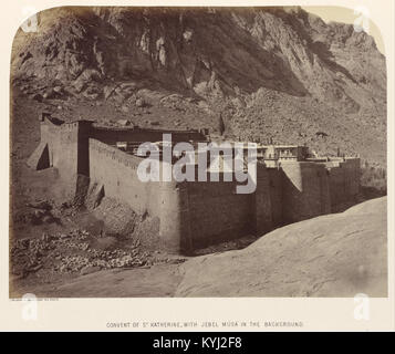 Dieses Bild zeigt Sgt. James M. McDonald im Kloster St. Katherine mit Jebel Músá im Hintergrund, was die Architektur und historische Bedeutung des Ortes in Ägypten hervorhebt. Stockfoto