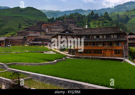 Dazhai, China - August 3, 2012: Blick auf das Dorf Dazhai, mit Holz Häuser und Reisfelder entlang den Hängen der umliegenden Berge in China. Stockfoto