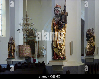 Das Innere der St. Annenkirche in Sobótka, Polen, zeigt Statuen der Madonna mit Kind, der Hedwig und der Hl. Anna der Jüngeren. Stockfoto