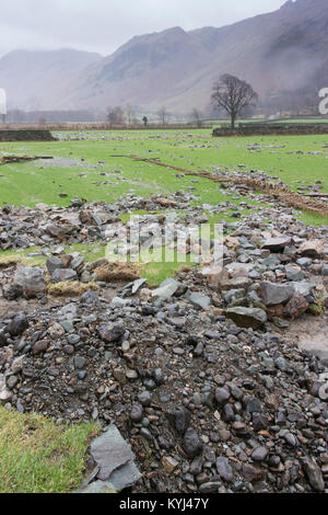 Ackerland durch Hochwasser beschädigt, mit Trockenmauern wusch. Cumbria, Großbritannien. Stockfoto