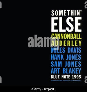 *Something’ Else* ist ein US-amerikanischer Film von Richard Quine aus dem Jahr 1950. Die Geschichte folgt einem Mülltycoon, der einen Reporter anheuert, um seiner Ex-Showgirl-Geliebten die richtige Etikette beizubringen, um besser in die High Society einzupassen. Die Hauptrollen des Films sind Judy Holliday und Jack Lemmon mit einer Mischung aus Komödie und Romantik. Es wurde 1950 veröffentlicht und ist bekannt für seine witzigen Dialoge und Auftritte. Stockfoto