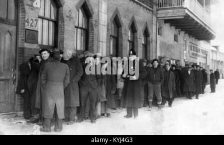 Ein Foto einer öffentlichen Suppenküche in Montreal während der Großen Depression, das die Verteilung von Nahrungsmitteln und Hilfsmaßnahmen für Menschen in Not veranschaulicht. Stockfoto