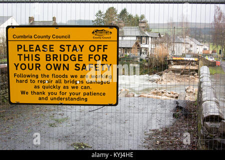 Sicherheitsbarrieren Schutz der Brücke Wusch nach Sturm Desmond in Cumbria, Großbritannien, 2015. Stockfoto