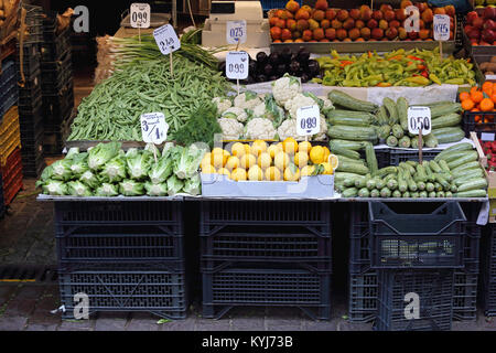 Frisches Obst und Gemüse zu Farmers Market Stall Stockfoto