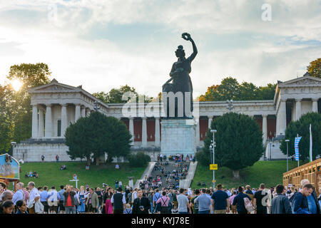 München, München: Oktoberfest: Bavaria Statue und die Hall of Fame (Ruhmeshalle), Oberbayern, Oberbayern, Bayern, Bayern, Deutschland Stockfoto