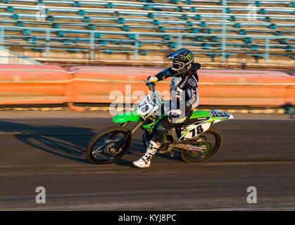 Riwne, Ukraine - 29. August 2015: Unbekannter rider bereitet sich auf den Start bei Open Cup Speedway zum Tag der Stadt Rivne Stockfoto