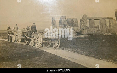 Stonehenge in England, um 1885 mit Bauernwagen in der Nähe gezeigt, die das historische Denkmal und seine ländliche Umgebung im späten 19. Jahrhundert veranschaulichen. Stockfoto