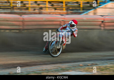 Riwne, Ukraine - 29. August 2015: Unbekannte Reiter überwindet den Track am Open Cup Speedway zum Tag der Stadt Rivne Stockfoto