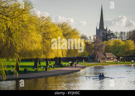 Stratford Upon Avon, Blick auf den Fluss Avon und die Holy Trinity Church im Zentrum von Stratford Upon Avon, England, Großbritannien. Stockfoto