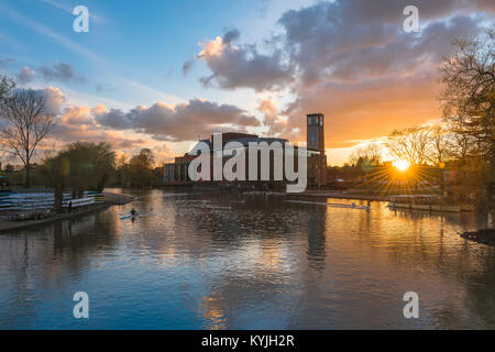 Stratford Upon Avon Theatre UK, Blick auf den Sonnenuntergang des Royal Shakespeare Theatre, das sich neben dem Fluss Avon in Stratford Upon Avon, England, Großbritannien befindet. Stockfoto