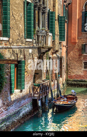 Ein Boot, das vor einem Haus auf einem ruhigen Wohnabschnitt des Kanals, Venedig, Italien, festgemacht wurde. April 2017. Stockfoto