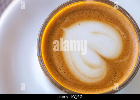 Ansicht von oben cortado Kaffee in ein Glas mit dem Schaum in der Form des Herzens Stockfoto