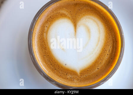 Ansicht von oben cortado Kaffee in ein Glas mit dem Schaum in der Form des Herzens Stockfoto