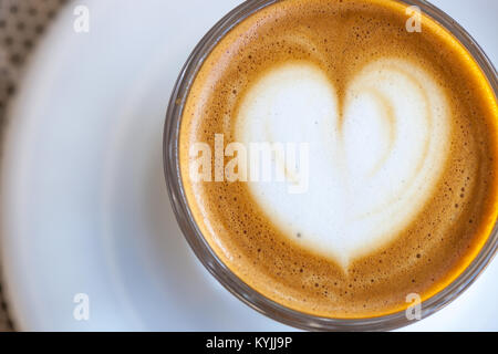 Ansicht von oben cortado Kaffee in ein Glas mit dem Schaum in der Form des Herzens Stockfoto