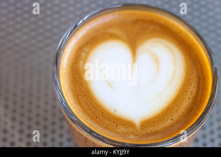 Ansicht von oben cortado Kaffee in ein Glas mit dem Schaum in der Form des Herzens Stockfoto