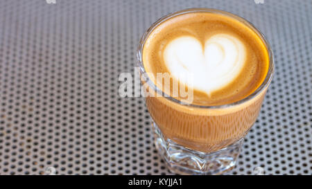 Ansicht von oben cortado Kaffee in ein Glas mit dem Schaum in der Form des Herzens Stockfoto