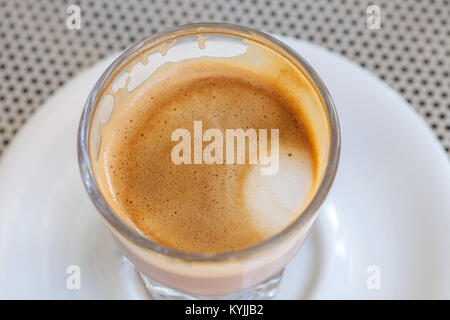 Schließen nach oben Kaffee anzeigen cortado Schaum Stockfoto