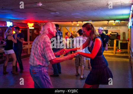 Austin, Texas - 13. Juni, 2014: die Menschen tanzen Country Music in der gebrochen deutsch Dance Hall in Austin, Texas, USA Stockfoto