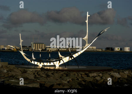 Eine Skulptur von einem Wikingerschiff genannt, "olfor' Sun Voyager auf der Strandpromenade in Reykjavik in Island Stockfoto