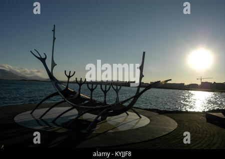 Eine Skulptur von einem Wikingerschiff genannt, "olfor' Sun Voyager auf der Strandpromenade in Reykjavik in Island Stockfoto