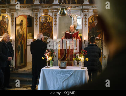 Ein Gottesdienst in San Stefano Benitses. Stockfoto