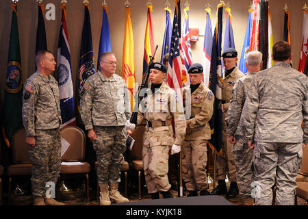 Mitglieder der Bluegrass Herausforderung Akademie präsentieren die Farben während eines Festakts 376. Geburtstag der Nationalgarde in Fort Knox, Ky., Dez. 13, 2012. (KYNG Foto von Sgt. Scott Raymond) Stockfoto