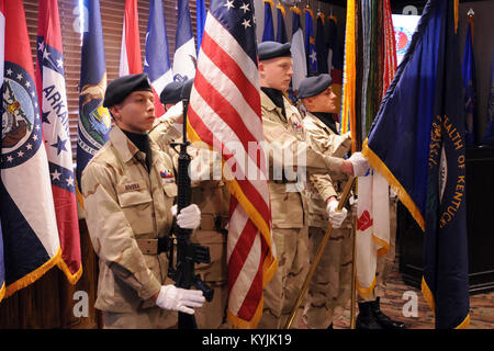 Mitglieder der Bluegrass Herausforderung Akademie präsentieren die Farben während eines Festakts 376. Geburtstag der Nationalgarde in Fort Knox, Ky., Dez. 13, 2012. (KYNG Foto von Sgt. Scott Raymond) Stockfoto