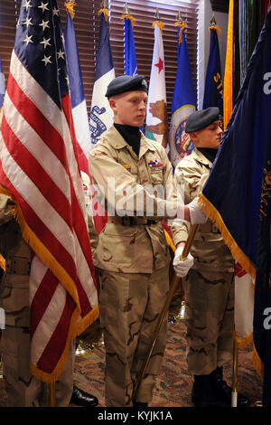 Mitglieder der Bluegrass Herausforderung Akademie präsentieren die Farben während eines Festakts 376. Geburtstag der Nationalgarde in Fort Knox, Ky., Dez. 13, 2012. (KYNG Foto von Sgt. Scott Raymond) Stockfoto