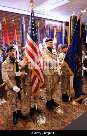 Mitglieder der Bluegrass Herausforderung Akademie präsentieren die Farben während eines Festakts 376. Geburtstag der Nationalgarde in Fort Knox, Ky., Dez. 13, 2012. (KYNG Foto von Sgt. Scott Raymond) Stockfoto