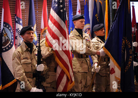 Mitglieder der Bluegrass Herausforderung Akademie präsentieren die Farben während eines Festakts 376. Geburtstag der Nationalgarde in Fort Knox, Ky., Dez. 13, 2012. (KYNG Foto von Sgt. Scott Raymond) Stockfoto