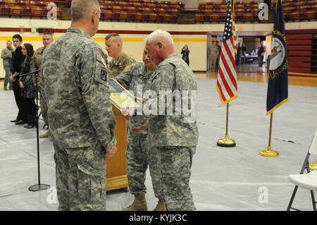 Soldaten, Angehörige und Freunde besuchen eine Abschiedszeremonie für die 1.BATAILLON, 623Rd Field Artillery in Glasgow, Ky., Dez. 16, 2012. Die Einheit wird Jordanien im Januar, 2013 bereitstellen. (KYNG Foto von Sgt. Scott Raymond) Stockfoto