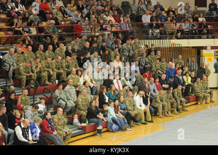 Soldaten, Angehörige und Freunde besuchen eine Abschiedszeremonie für die 1.BATAILLON, 623Rd Field Artillery in Glasgow, Ky., Dez. 16, 2012. Die Einheit wird Jordanien im Januar, 2013 bereitstellen. (KYNG Foto von Sgt. Scott Raymond) Stockfoto