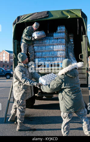 Mitglieder der 123 die Kentucky der Air National Guard Force Support Squadron Nahrung und Wasser an McKinley Technologie High School in Washington, D.C. zu entlasten, Jan. 18, 2013. Sie waren unter neun Kentucky Air Wachposten, die Hauptstadt der Nation eingesetzt Essen und Unterbringung für Mitglieder des nationalen Schutzes der Amtseinführung von Präsident Barack Obama zu unterstützen. (Kentucky Air National Guard Foto von älteren Flieger Vicky Spesard) Stockfoto