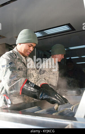 Mitglieder der Kentucky der Air National Guard 123 Force Support Squadron Kochen für eingesetzte Soldaten und Piloten bei McKinley Technologie High School in Washington, D.C., Jan. 19, 2013. Die Kentucky Team betreut mehr als 1.800 Mahlzeiten von einer Disaster Relief Mobile Küche Trailer. (Kentucky Air National Guard Foto von älteren Flieger Vicky Spesard) Stockfoto