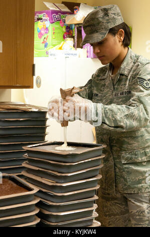 Staff Sgt. Aja Blair von 123 die Kentucky der Air National Guard Force Support Squadron bereitet Frühstück für Militär Polizei und Sicherheitskräfte personal Jan. 20, 2013, Washington, D.C. zur Unterstützung der 57 Präsidentschafts-einweihung. Blair war eine von neun Kentucky Air Wachposten, die Hauptstadt der Nation für die Veranstaltung eingesetzt. (Kentucky Air National Guard Foto von älteren Flieger Vicky Spesard) Stockfoto