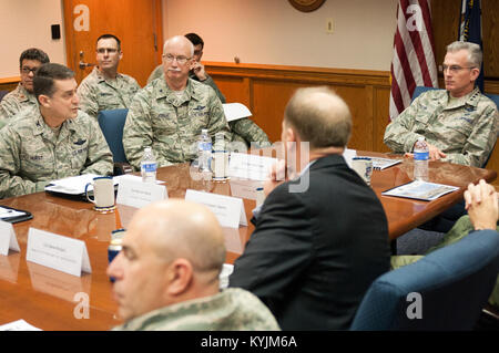 Kentucky Air National Guard Oberst Warren Hurst (links), der Kommandant der 123. Airlift Wing, spricht mit General Paul J. Selva (rechts), Kommandeur der Air Mobility Command, bei einem Besuch der Air Guard base am Feb 5, 2013 in Louisville, Ky. (Kentucky Air National Guard Foto von Master Sgt. Phil Speck) Stockfoto