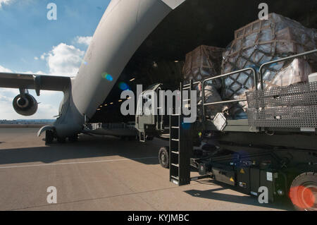 Mitglieder der 123 Airlift Wing laden Essen und medizinischer Versorgung auf einem US Air Force C-17 Globemaster am Kentucky Air National Guard Base in Louisville, Ky., Jan. 15, 2013. Die Ladung, die von einer humanitären Organisation namens Kinder gegen Hunger spendete, war für Haiti unter der Schirmherrschaft der Denton Programm, eine Initiative der US-Behörde für Internationale Entwicklung koordiniert, dass Transporte Hilfe an Bord militärische Flugzeuge wie der Platz erlaubt gebunden. (U.S. Air Force Foto von Airman Josua Horton) Stockfoto