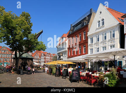 Cafés am Fischmarkt im historischen Hafen von Stade, Altes Land, Niedersachsen, Deutschland Stockfoto