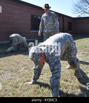 U.S. Army Reservist Drill Sergeant Lee Weber, 2.BATAILLON 397th Brigade senior drill instructor, motiviert Kentucky National Guard neueste Rekruten beim Tun tragen kriecht während der rekrut Sustainment Programm bohren Wochenende. (Foto: Staff Sgt. Michael Oliver, Bravo Company Ablösung der 2/75 th Recruiting und Retention Bataillon) Stockfoto