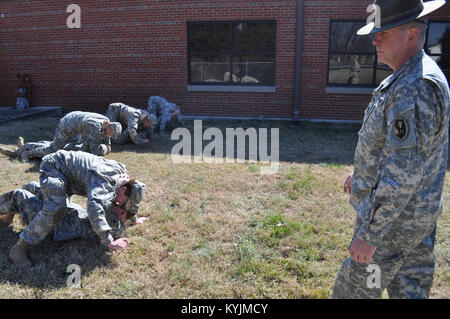 U.S. Army Reservist Drill Sergeant Lee Weber, 2.BATAILLON 397th Brigade senior drill instructor, lehrt Kentucky National Guard neueste Rekruten wie ein verwundeter Schlacht buddy während der rekrut Sustainment Programm bohren Wochenende zu ziehen. (Foto: Staff Sgt. Michael Oliver, Bravo Company Ablösung der 2/75 th Recruiting und Retention Bataillon) Stockfoto