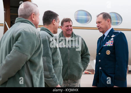 Gen. William M. Fraser III (rechts), Kommandeur der US Transportation Command, wird durch Beamte an der Kentucky Air National Guard Base in Louisville, Ky., am 12. März 2013. Der einladenden Partei enthalten (von links nach rechts) 123 Airlift Wing Command Chief Master Sgt. Curtis Carpenter, 123 Airlift Wing Commander Oberst Warren Hurst, und Generalmajor Edward W. Tonini, Adjutant General von Kentucky. Fraser war der Besuch mehr über die Mission und die Piloten von der 123 Airlift Wing zu erfahren. (U.S. Air Force Foto von Master Sgt. Phil Speck) Stockfoto