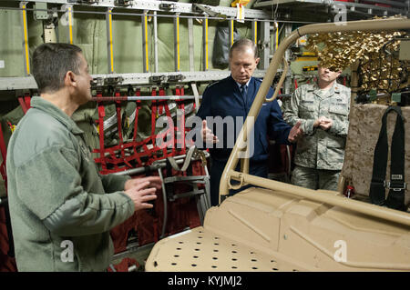 Oberst Warren Hurst (links), der Kommandant der 123. Airlift Wing, diskutiert mit Gen. William M. Fraser III, Kommandeur der US Transportation Command, wie der Flügel C-130 mit speziellen Gang für Disaster geladen sind - die Antwort. Fraser war der Besuch der Kentucky Air National Guard Base in Louisville, Ky., am 12. März 2013, mehr über der 123 Airlift Wing zu erfahren. (U.S. Air Force Foto von Master Sgt. Phil Speck) Stockfoto