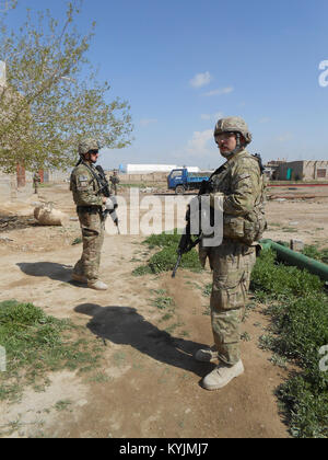 Sgt. 1. Klasse Richard Harris und Staff Sgt. Robert Denham des Kentucky Agribusiness Development Team 5, Secure Hikmat Feed Fabrikgelände während andere Ag Team Mitglieder key leader Engagement leiten, März 13, 2013. (KYNG Foto von Oberstleutnant Dallas Kratzer) Stockfoto