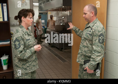 Chief Master Sgt. James W. Hotaling, command Chief Master Sergeant der Air National Guard, trifft sich mit Fliegern aus der 123 Luftbrücke Flügel während einer Tour des Kentucky Air National Guard Base in Louisville, Ky., am 16. März 2013. Hotaling, der den Job Feb 4, 2013 übernahm, war in der Stadt als Keynote Speaker der ausstehenden die Kentucky's National Guard Flieger und Soldat des Jahres und Veranstaltungsräume zu dienen. (U.S. Air Force Foto: Staff Sgt. Maxwell Rechel) Stockfoto