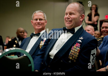 Chief Master Sgt. James Hotaling (rechts), der neu ernannte command Chief Master Sergeant der Air National Guard, war der Hauptredner an herausragende die Kentucky's National Guard Flieger und Soldat des Jahres Bankett in Louisville, Ky., am 16. März 2013. Hotaling sprach ausführlich über die Leistungen der einzelnen honoree. (U.S. Air Force Foto: Staff Sgt. Maxwell Rechel) Stockfoto