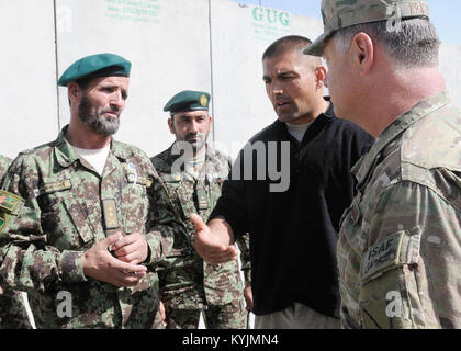 Luftwaffe Oberstleutnant Dallas Kratzer, Kentucky Agribusiness Development Team stellvertretender Kommandant und ein Eingeborener von Lawrenceburg, Ky., spricht mit afghanischen nationalen Armee Oberstleutnant Abdul Ghani, religiöse und kulturelle Angelegenheiten Offizier, in der Vorwärts Operating Base Pasab, Provinz Kandahar, Afghanistan, am 17. März. Die Kentucky ADT, zusammen mit der 1. Brigade, 1. Panzerdivision Kaplan, in Betrieb Liebe deinen Nächsten, die Kleidung und Schulmaterial für die ANA mit lokalen Dörfern, teilgenommen. Stockfoto