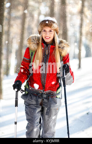 Junge weibliche Wanderer in Wald im Winter Stockfoto